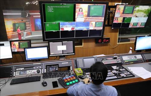 Trong thời gian nghỉ học, học sinh lớp 9 và lớp 12 có thể học trực tuyến Chương trình qua Đài Phát thanh và Truyền hình Hà Nội. Ảnh: Thanh Tùng-TTXVN Trong thời gian nghỉ học, học sinh lớp 9 và lớp 12 có thể học trực tuyến Chương trình qua Đài Phát thanh và Truyền hình Hà Nội. Ảnh: Thanh Tùng-TTXVN