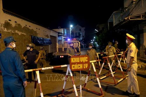 Lực lượng công an thành phố Phan Thiết triển khai cách ly 2 tuyến đường để phòng chống dịch COVID-19. Ảnh: Nguyễn Thanh - TTXVN Lực lượng công an thành phố Phan Thiết triển khai cách ly 2 tuyến đường để phòng chống dịch COVID-19. Ảnh: Nguyễn Thanh - TTXVN