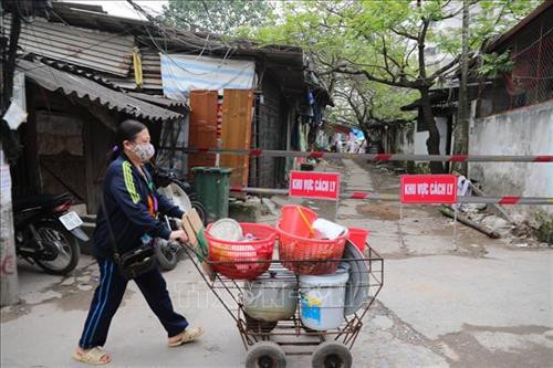 Ngoài khu vực cách ly cuộc sống của người dân ngõ 165 Cầu Giấy vẫn diễn ra bình thường. Ảnh: Thành Đạt - TTXVN Ngoài khu vực cách ly cuộc sống của người dân ngõ 165 Cầu Giấy vẫn diễn ra bình thường. Ảnh: Thành Đạt - TTXVN