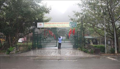 Dán thông báo tạm thời dừng đón khách tại Khu du lịch sinh thái Tràng An, tỉnh Ninh Bình. Ảnh: Thùy Dung - TTXVN