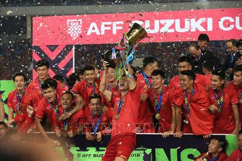 Cổ động viên Việt Nam ngập tràn một màu cờ đỏ sao vàng trên SVĐ Mỹ Đình. Ảnh: Trọng Đạt – TTXVN 4 vạn cổ động viên trên sân Mỹ Đình liên tục "tiếp lửa" để đội tuyển Việt Nam vượt qua thử thách cuối cùng trong hành trình hướng chinh phục chức vô địch AFF Cup 2018. Ảnh: Trọng Đạt – TTXVN Đội hình ra sân của đội tuyển Việt Nam. Ảnh: Trọng Đạt – TTXVN HLV trưởng Park Hang-seo trân trọng đặt tay lên ngực trái tại lễ chào cờ và hát Quốc ca Việt Nam đầu trận đấu. Ảnh: Hoàng Linh – TTXVN Tiền đạo Anh Đức (11) trở lại đội hình xuất phát với thể lực sung mãn, liên tiếp gây khó khăn cho hàng thủ Malaysia với tốc độ, sức tì đè, làm tường tốt và ghi bàn mở tỷ số 1-0 từ phút thứ 6 bằng pha bắt vô lê tuyệt đẹp đưa Việt Nam trở thành vô địch AFF Suzuki Cup 2018. Ảnh: Trọng Đạt – TTXVN Đội tuyển Việt Nam vui mừng với chiếc cúp vô địch. Ảnh: Trọng Đạt - TTXVN Văn Quyết, Anh Đức cùng các cầu thủ giương cao chiếc cúp vô địch AFF Suzuki cup 2018 chạy quanh sân vận động Mỹ Đình, chia vui với người hâm mộ. Ảnh: Trọng Đạt – TTXVN Hậu vệ Đoàn Văn Hậu - nhà tân vô địch AFF Suzuki Cup 2018. Văn Hậu đã có một giải đấu thành công, xứng đáng là trụ cột của đội tuyển bóng đá quốc gia. Ảnh: Trọng Đạt - TTXVN Cổ động viên Việt Nam ngập tràn một màu cờ đỏ sao vàng trên SVĐ Mỹ Đình. Ảnh: Trọng Đạt – TTXVN 4 vạn cổ động viên trên sân Mỹ Đình liên tục "tiếp lửa" để đội tuyển Việt Nam vượt qua thử thách cuối cùng trong hành trình hướng chinh phục chức vô địch AFF Cup 2018. Ảnh: Trọng Đạt – TTXVN Đội hình ra sân của đội tuyển Việt Nam. Ảnh: Trọng Đạt – TTXVN HLV trưởng Park Hang-seo trân trọng đặt tay lên ngực trái tại lễ chào cờ và hát Quốc ca Việt Nam đầu trận đấu. Ảnh: Hoàng Linh – TTXVN Tiền đạo Anh Đức (11) trở lại đội hình xuất phát với thể lực sung mãn, liên tiếp gây khó khăn cho hàng thủ Malaysia với tốc độ, sức tì đè, làm tường tốt và ghi bàn mở tỷ số 1-0 từ phút thứ 6 bằng pha bắt vô lê tuyệt đẹp đưa Việt Nam trở thành vô địch AFF Suzuki Cup 2018. Ảnh: Trọng Đạt – TTXVN Đội tuyển Việt Nam vui mừng với chiếc cúp vô địch. Ảnh: Trọng Đạt - TTXVN Văn Quyết, Anh Đức cùng các cầu thủ giương cao chiếc cúp vô địch AFF Suzuki cup 2018 chạy quanh sân vận động Mỹ Đình, chia vui với người hâm mộ. Ảnh: Trọng Đạt – TTXVN Hậu vệ Đoàn Văn Hậu - nhà tân vô địch AFF Suzuki Cup 2018. Văn Hậu đã có một giải đấu thành công, xứng đáng là trụ cột của đội tuyển bóng đá quốc gia. Ảnh: Trọng Đạt - TTXVN