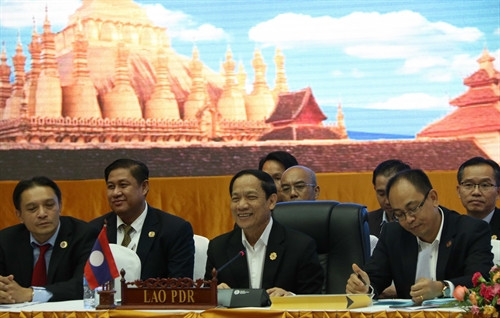 Ông Alounkeo Kittikhoun (giữa), Bộ trưởng Văn phòng Thủ tướng, Trưởng SOM Lào chủ tr hội nghị.