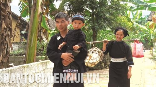 Đôi vợ chồng trẻ gánh đồ lễ về thăm nhà ngoại trong ngày Rằm tháng Bảy. Ảnh: Quân Trang Đôi vợ chồng trẻ gánh đồ lễ về thăm nhà ngoại trong ngày Rằm tháng Bảy. Ảnh: Quân Trang