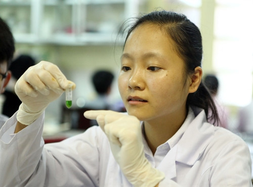 Em Vũ Thị Chinh, học sinh Trường Trung học phổ thông Chuyên Khoa học Tự nhiên (Đại học Quốc gia Hà Nội) đã xuất sắc giành huy chương vàng. Ảnh: Quý Trung – TTXVN Em Vũ Thị Chinh, học sinh Trường Trung học phổ thông Chuyên Khoa học Tự nhiên (Đại học Quốc gia Hà Nội) đã xuất sắc giành huy chương vàng. Ảnh: Quý Trung – TTXVN