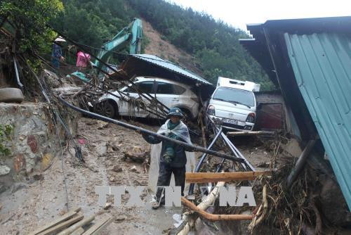 Các lực lượng chức năng của huyện Tam Đường khắc phục hậu quả do cơn Lũ dự đi qua tại Trang trại nuôi cá nước lạnh của gia đình nhà ông Dương Ngọc Hưng tại bản Chu Va 12, xã Sơn Bình, huyện Tam Đường. Ảnh: Quý Trung – TTXVN