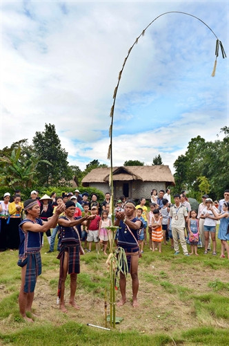Lễ cúng Trời - một trong những nghi lễ mừng nhà mới của dân tộc Bahnar.