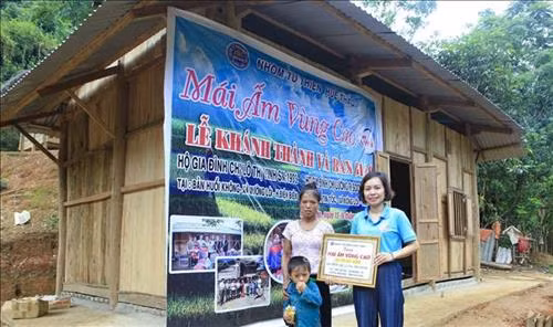 Bàn giao nhà mới cho gia đình chị Lò Thị Soong ở bản Tin Tốc, xã Mường Lói. Ảnh : Xuân Tư – TTXVN