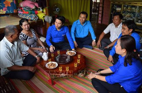 Đến thăm và hỗ trợ tiền cất nhà cho gia đình chính sách ông Lê Thanh Bé, ngụ tại thị trấn Thường Thới Tiền, huyện Hồng Ngự, tỉnh Đồng Tháp. Ảnh: Chương Đài - TTXVN