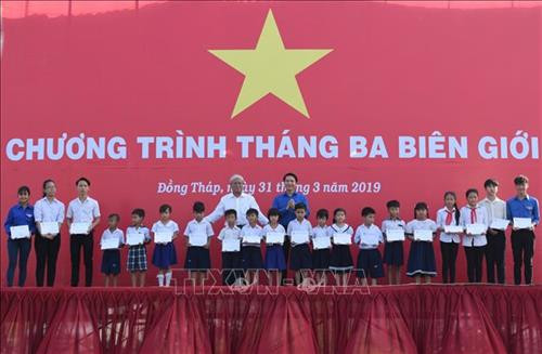 Trao tặng học bổng cho các học sinh vùng biên có hoàn cảnh khó khăn trên địa bàn biên giới huyện Hồng Ngự, tỉnh Đồng Tháp. Ảnh: Chương Đài – TTXVN