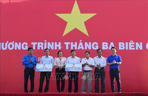 Chương trình "Tháng Ba biên giới" năm 2019 đã trao nhiều phần quà ý nghĩa cho các chiến sỹ và người dân vùng biên giới Hồng Ngự. Ảnh: Chương Đài – TTXVN