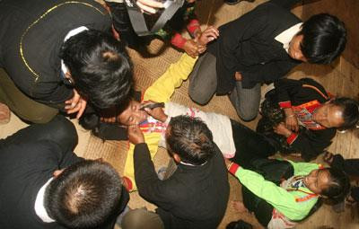 Thầy cúng xăm cằm cho người được xăm. Thầy cúng xăm cằm cho người được xăm.