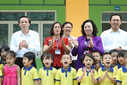 Phó Bí thư Thường trực Thành ủy Hà Nội Ngô Thị Thanh Hằng cùng cô và trò Trường mầm non xã Lệ Chi, huyện Gia Lâm.
