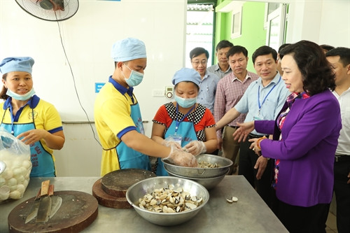 Huyện Gia Lâm đã tập trung triển khai Đề án phát triển vùng sản xuất nông nghiệp hàng hóa theo hướng chuyên canh giai đoạn 2016 - 2020. Phó Bí thư Thường trực Thành ủy Hà Nội Ngô Thị Thanh Hằng thăm mô hình chăn nuôi Trang trại Xanh tại xã Lệ Chi, huyện Gia Lâm. Phó Bí thư Thường trực Thành ủy Hà Nội Ngô Thị Thanh Hằng thăm bếp ăn của Trường mầm non xã Lệ Chi, huyện Gia Lâm.