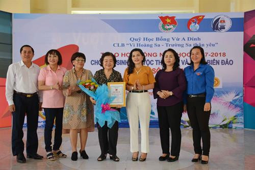 Tặng hoa và thư cảm ơn của Tỉnh Đoàn Sóc Trăng cho Ban Điều hành Quỹ “Vừ A Dính”. Ảnh: Hoài Thu – TTXVN Tặng hoa và thư cảm ơn của Tỉnh Đoàn Sóc Trăng cho Ban Điều hành Quỹ “Vừ A Dính”. Ảnh: Hoài Thu – TTXVN