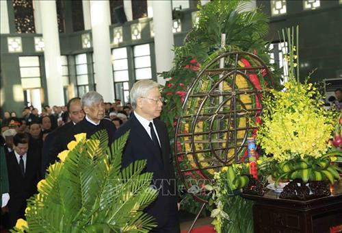 Nhà tang lễ quốc gia, số 5 Trần Thánh Tông (Hà Nội), nơi tổ chức Quốc tang Chủ tịch nước Trần Đại Quang. Ảnh: TTXVN Đồng chí Trương Hoà Bình, Ủy viên Bộ Chính trị, Phó Thủ tướng thường trực Chính phủ đọc Tiểu sử Chủ tịch nước Trần Đại Quang và danh sách Ban Lễ tang. Ảnh: TTXVN Ông Trần Quân, con trai trưởng của Chủ tịch nước Trần Đại Quang thắp nén hương viếng Cha. Ảnh: TTXVN Đoàn gia đình, họ hàng nội ngoại viếng Chủ tịch nước Trần Đại Quang. Ảnh: Nhan Sáng – TTXVN Đoàn Ban Chấp hành Trung ương Đảng Cộng sản Việt Nam, do đồng chí Nguyễn Phú Trọng, Tổng Bí thư Ban Chấp hành Trung ương Đảng làm Trưởng đoàn, viếng Chủ tịch nước Trần Đại Quang. Ảnh: TTXVN Tổng Bí thư Nguyễn Phú Trọng ghi sổ tang. Ảnh: TTXVN Đoàn Chính phủ nước Cộng hòa XHCN Việt Nam, do đồng chí Nguyễn Xuân Phúc, Ủy viên Bộ Chính trị, Thủ tướng Chính phủ làm Trưởng đoàn, viếng Chủ tịch nước Trần Đại Quang. Ảnh: Nhan Sáng – TTXVN Thủ tướng Nguyễn Xuân Phúc chia buồn cùng tang quyến Chủ tịch nước Trần Đại Quang. Ảnh: TTXVN Nguyên Ủy viên Bộ Chính trị, nguyên Chủ tịch nước Trần Đức Lương (bên trái) và nguyên Ủy viên Bộ Chính trị, nguyên Thủ tướng Chính phủ Nguyễn Tấn Dũng (bên phải) ghi sổ tang. Ảnh: TTXVN Đoàn Quốc hội nước Cộng hòa XHCN Việt Nam, do đồng chí Nguyễn Thị Kim Ngân, Ủy viên Bộ Chính trị, Chủ tịch Quốc hội làm Trưởng đoàn, viếng Chủ tịch nước Trần Đại Quang. Ảnh: Nhan Sáng – TTXVN Đồng chí Tòng Thị Phóng (bên trái), Ủy viên Bộ Chính trị, Phó Chủ tịch thường trực Quốc hội và đồng chí Đặng Thị Ngọc Thịnh, Ủy viên Trung ương Đảng, Quyền Chủ tịch nước chia buồn cùng tang quyến Chủ tịch nước Trần Đại Quang. Ảnh: TTXVN Đoàn Văn phòng Chủ tịch nước Cộng hòa XHCN Việt Nam, do đồng chí Đặng Thị Ngọc Thịnh, Ủy viên Trung ương Đảng, Quyền Chủ tịch nước làm Trưởng đoàn, viếng Chủ tịch nước Trần Đại Quang. Ảnh: Nhan Sáng – TTXVN Đoàn Ủy ban Trung ương Mặt trận Tổ quốc Việt Nam, do đồng chí Hầu A Lềnh, Ủy viên Trung ương Đảng, Phó Chủ tịch, Tổng Thư ký UBTƯ MTTQ Việt Nam làm Trưởng đoàn, viếng Chủ tịch nước Trần Đại Quang. Ảnh: TTXVN Đoàn Ban Dân vận Trung ương, do đồng chí Trương Thị Mai, Ủy viên Bộ Chính trị, Bí thư Trung ương Đảng, Trưởng Ban Dân vận Trung ương làm Trưởng đoàn, viếng Chủ tịch nước Trần Đại Quang. Ảnh: TTXVN Đoàn Ban Tổ chức Trung ương, do đồng chí Phạm Minh Chính, Ủy viên Bộ Chính trị, Bí thư Trung ương Đảng, Trưởng Ban Tổ chức Trung ương làm Trưởng đoàn, viếng Chủ tịch nước Trần Đại Quang. Ảnh: Nhan Sáng – TTXVN Đoàn Đảng ủy Công an Trung ương, Bộ Công an, do Thượng tướng Tô Lâm, Ủy viên Bộ Chính trị, Bí thư Đảng ủy Công an Trung ương, Bộ trưởng Bộ Công an làm Trưởng đoàn, viếng Chủ tịch nước Trần Đại Quang. Ảnh: TTXVN Đoàn Quân ủy Trung ương, Bộ Quốc phòng, do đồng chí Ngô Xuân Lịch, Ủy viên Bộ Chính trị, Phó Bí thư Quân ủy Trung ương, Bộ trưởng Bộ Quốc phòng làm Trưởng đoàn, viếng Chủ tịch nước Trần Đại Quang. Ảnh: TTXVN Đoàn Thành ủy, HĐND, UBND, Ủy ban MTTQ Việt Nam TP Hà Nội, do đồng chí Hoàng Trung Hải, Ủy viên Bộ Chính trị, Bí thư Thành uỷ Hà Nội làm Trưởng đoàn, viếng Chủ tịch nước Trần Đại Quang. Ảnh: Nhan Sáng – TTXVN Đoàn Tỉnh ủy, HĐND, UBND, Ủy ban Mặt trận Tổ quốc Việt Nam tỉnh Ninh Bình, do đồng chí Nguyễn Thị Thanh, Ủy viên Trung ương Đảng, Bí thư Tỉnh ủy Ninh Bình làm Trưởng đoàn, viếng Chủ tịch nước Trần Đại Quang. Ảnh: Nhan Sáng – TTXVN Nhà tang lễ quốc gia, số 5 Trần Thánh Tông (Hà Nội), nơi tổ chức Quốc tang Chủ tịch nước Trần Đại Quang. Ảnh: TTXVN Đồng chí Trương Hoà Bình, Ủy viên Bộ Chính trị, Phó Thủ tướng thường trực Chính phủ đọc Tiểu sử Chủ tịch nước Trần Đại Quang và danh sách Ban Lễ tang. Ảnh: TTXVN Ông Trần Quân, con trai trưởng của Chủ tịch nước Trần Đại Quang thắp nén hương viếng Cha. Ảnh: TTXVN Đoàn gia đình, họ hàng nội ngoại viếng Chủ tịch nước Trần Đại Quang. Ảnh: Nhan Sáng – TTXVN Đoàn Ban Chấp hành Trung ương Đảng Cộng sản Việt Nam, do đồng chí Nguyễn Phú Trọng, Tổng Bí thư Ban Chấp hành Trung ương Đảng làm Trưởng đoàn, viếng Chủ tịch nước Trần Đại Quang. Ảnh: TTXVN Tổng Bí thư Nguyễn Phú Trọng ghi sổ tang. Ảnh: TTXVN Đoàn Chính phủ nước Cộng hòa XHCN Việt Nam, do đồng chí Nguyễn Xuân Phúc, Ủy viên Bộ Chính trị, Thủ tướng Chính phủ làm Trưởng đoàn, viếng Chủ tịch nước Trần Đại Quang. Ảnh: Nhan Sáng – TTXVN Thủ tướng Nguyễn Xuân Phúc chia buồn cùng tang quyến Chủ tịch nước Trần Đại Quang. Ảnh: TTXVN Nguyên Ủy viên Bộ Chính trị, nguyên Chủ tịch nước Trần Đức Lương (bên trái) và nguyên Ủy viên Bộ Chính trị, nguyên Thủ tướng Chính phủ Nguyễn Tấn Dũng (bên phải) ghi sổ tang. Ảnh: TTXVN Đoàn Quốc hội nước Cộng hòa XHCN Việt Nam, do đồng chí Nguyễn Thị Kim Ngân, Ủy viên Bộ Chính trị, Chủ tịch Quốc hội làm Trưởng đoàn, viếng Chủ tịch nước Trần Đại Quang. Ảnh: Nhan Sáng – TTXVN Đồng chí Tòng Thị Phóng (bên trái), Ủy viên Bộ Chính trị, Phó Chủ tịch thường trực Quốc hội và đồng chí Đặng Thị Ngọc Thịnh, Ủy viên Trung ương Đảng, Quyền Chủ tịch nước chia buồn cùng tang quyến Chủ tịch nước Trần Đại Quang. Ảnh: TTXVN Đoàn Văn phòng Chủ tịch nước Cộng hòa XHCN Việt Nam, do đồng chí Đặng Thị Ngọc Thịnh, Ủy viên Trung ương Đảng, Quyền Chủ tịch nước làm Trưởng đoàn, viếng Chủ tịch nước Trần Đại Quang. Ảnh: Nhan Sáng – TTXVN Đoàn Ủy ban Trung ương Mặt trận Tổ quốc Việt Nam, do đồng chí Hầu A Lềnh, Ủy viên Trung ương Đảng, Phó Chủ tịch, Tổng Thư ký UBTƯ MTTQ Việt Nam làm Trưởng đoàn, viếng Chủ tịch nước Trần Đại Quang. Ảnh: TTXVN Đoàn Ban Dân vận Trung ương, do đồng chí Trương Thị Mai, Ủy viên Bộ Chính trị, Bí thư Trung ương Đảng, Trưởng Ban Dân vận Trung ương làm Trưởng đoàn, viếng Chủ tịch nước Trần Đại Quang. Ảnh: TTXVN Đoàn Ban Tổ chức Trung ương, do đồng chí Phạm Minh Chính, Ủy viên Bộ Chính trị, Bí thư Trung ương Đảng, Trưởng Ban Tổ chức Trung ương làm Trưởng đoàn, viếng Chủ tịch nước Trần Đại Quang. Ảnh: Nhan Sáng – TTXVN Đoàn Đảng ủy Công an Trung ương, Bộ Công an, do Thượng tướng Tô Lâm, Ủy viên Bộ Chính trị, Bí thư Đảng ủy Công an Trung ương, Bộ trưởng Bộ Công an làm Trưởng đoàn, viếng Chủ tịch nước Trần Đại Quang. Ảnh: TTXVN Đoàn Quân ủy Trung ương, Bộ Quốc phòng, do đồng chí Ngô Xuân Lịch, Ủy viên Bộ Chính trị, Phó Bí thư Quân ủy Trung ương, Bộ trưởng Bộ Quốc phòng làm Trưởng đoàn, viếng Chủ tịch nước Trần Đại Quang. Ảnh: TTXVN Đoàn Thành ủy, HĐND, UBND, Ủy ban MTTQ Việt Nam TP Hà Nội, do đồng chí Hoàng Trung Hải, Ủy viên Bộ Chính trị, Bí thư Thành uỷ Hà Nội làm Trưởng đoàn, viếng Chủ tịch nước Trần Đại Quang. Ảnh: Nhan Sáng – TTXVN Đoàn Tỉnh ủy, HĐND, UBND, Ủy ban Mặt trận Tổ quốc Việt Nam tỉnh Ninh Bình, do đồng chí Nguyễn Thị Thanh, Ủy viên Trung ương Đảng, Bí thư Tỉnh ủy Ninh Bình làm Trưởng đoàn, viếng Chủ tịch nước Trần Đại Quang. Ảnh: Nhan Sáng – TTXVN
