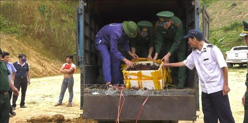 Lực lượng chức năng tổ chức tiêu hủy thực phẩm bắt giữ được. Ảnh: TTXVN phát Lực lượng chức năng tổ chức tiêu hủy thực phẩm bắt giữ được. Ảnh: TTXVN phát