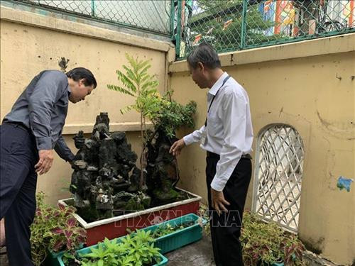 Cán bộ Sở Y tế Thành phố Hồ Chí Minh kiểm tra lăng quăng trong khu dân cư. Ảnh: Đinh Hằng – TTXVN