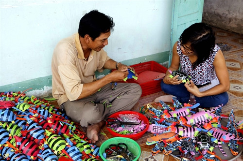 Anh Út Truyền hướng dẫn du khách tự làm đồ chơi Anh Út Truyền hướng dẫn du khách tự làm đồ chơi