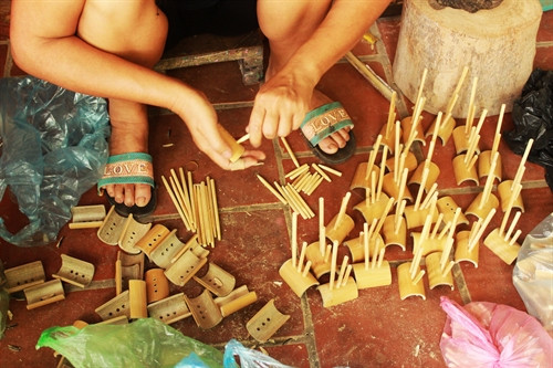 Giá đỡ (còn gọi là điểm đậu của chuồn chuồn) cũng được sử dụng từ thân tre nứa.