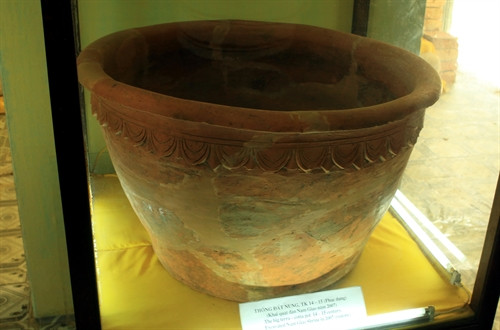 Thống đất nung thế kỷ 14 -15 khai quật được từ dưới lòng đất Thành Nhà Hồ. Ảnh: Tiến Dũng - TTXVN Thống đất nung thế kỷ 14 -15 khai quật được từ dưới lòng đất Thành Nhà Hồ. Ảnh: Tiến Dũng - TTXVN