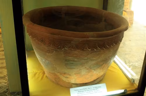 Thống đất nung thế kỷ 14 -15 khai quật được từ dưới lòng đất Thành Nhà Hồ. Ảnh: Tiến Dũng - TTXVN