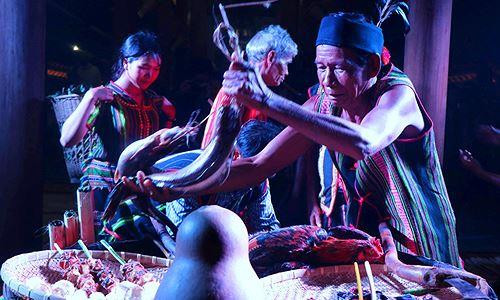 Đặt nghi lễ lên bàn thờ Yang trong lễ cúng được mùa của người M’Nông Đặt nghi lễ lên bàn thờ Yang trong lễ cúng được mùa của người M’Nông