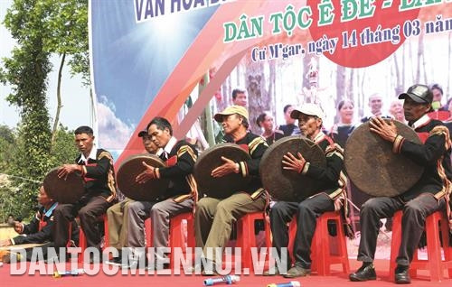 Thi diễn tấu cồng chiêng trong khuôn khổ Ngày hội văn hóa truyền thống dân tộc Ê-đê.