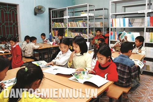 Trường tiểu học Pù Nhi ở bản Na Tao, xã Pù Nhi, với trên 95% con em đồng bào dân tộc thiểu số, là trường tiểu học đầu tiên của huyện Mường Lát đạt chuẩn quốc gia