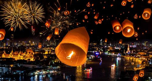 Với người Thái, Loy Krathong (“loy”: trôi, “krathong”: đèn hoa đăng) là dịp để thể hiện lòng cảm tạ tới Nữ thần Nước Phra Mae Khongkha đã mang đến cho con người sự sống cũng như xin thần thứ tội vì những việc làm khiến nguồn nước bị ô nhiễm. Lễ hội Loy Krathong năm nay sẽ diễn ra từ 2/11-4/11. Ảnh: Nirvanapeace. Loy Krathong diễn ra trên khắp Thái Lan, nhưng quy mô hoành tráng nhất là tại 4 tỉnh thành: Sukhothai, Bangkok, Ayutthaya, và Chiang Mai. Krathong truyền thống là những chiếc thuyền thủ công nhỏ làm từ thân cây chuối. Nhưng ngày nay, người ta thường dùng xốp styrofoam hoặc bánh mì để đèn tự phân hủy sau vài ngày hoặc cá có thể ăn. Ảnh: Thailand Travel . Chiang Mai thường thu hút đông du khách bởi nghi lễ khác biệt - thả đèn trời Yi Peng (Yi: hai, Peng: ngày trăng tròn). Trong lễ hội, tại nhà dân và khắp các nơi công cộng, những chiếc đèn sáng rực sẽ được thả bay lên không trung suốt đêm. Hành động này tượng trưng cho việc gạt đi những muộn phiền và buồn đau năm cũ. Các Phật tử cũng tin rằng, những điều bạn ước nguyện trong lúc thả đèn sẽ trở thành sự thật nếu bạn thực hiện những điều tốt lành trong năm sau. Ảnh: Beboy Photographies. Song song với thả đèn trời là hoạt động thả đèn hoa đăng. Điểm thả đèn đông và choáng ngợp nhất chính là cầu Nawarat ngang sông Ping. Đi dọc khắp bờ sông Ping, bạn sẽ thấy krathong trôi lấp lánh bên chùa Chai Mongkhon, Lok Mo Lee... Bên cạnh lễ thả đèn là các sự kiện diễu hành, bắn pháo hoa, thi sắc đẹp... Ảnh: Gde-Fon. Trong suốt lễ hội, khắp Chiang Mai được bao phủ bởi đèn lồng. Những chiếc đèn đầy màu sắc được trang trí tại Tượng đài Three Kings, Cổng Thapae và tại tất cả cổng bao quanh khu phố cổ. Cổng trước của các đền chùa và hộ gia đình được trang trí bằng lá dừa và hoa. Ảnh: Wallpapersdsc. Đèn lồng được bán ở rất nhiều địa điểm khác nhau quanh thành phố Chiang Mai. Giá của mỗi krathong và đèn lồng dao động từ 30-100 baht tùy thuộc kích cỡ. Có 4 loại đèn lồng chính: khom kwaen (đèn treo), khom thue (đèn treo que nhỏ hoặc cầm tay), khom pariwat (đèn quay) và khom loy/khom fai (đèn bay bằng khí nóng). Ảnh: Lifestyle Asia. Ngoài lễ hội chính thức được tổ chức miễn phí trong 3 ngày, du khách có thể tham gia lễ hội riêng diễn ra tại Đại học Mae Jo. Sự kiện này thường diễn ra một tuần sau lễ hội Yi Peng chính thức nhưng bạn phải đặt vé trước với giá 100-300 USD gồm: một phần đồ ăn kiểu Lanna, 2 lồng đèn Dhammachai, một krathong, một bộ đồ lưu niệm cùng xe buýt khứ hồi. Ảnh: O2 Travel. 3h chiều là thời gian lý tưởng bạn nên có mặt tại Mae Jo để tránh kẹt xe và dành được vị trí tốt cho việc quan sát lễ hội. Để tới Mae Jo, bạn có thể đi songthaew hoặc tuk tuk, nhưng nhớ thỏa thuận giá trước khi lên xe và hẹn giờ để tài xế quay lại đón bạn. Nếu có giấy phép lái xe quốc tế, bạn có thể thuê một chiếc xe máy để tự do di chuyển hơn. Ảnh: Carl's Captures. Chiang Mai có những món ăn thuộc vào hàng ngon nhất Thái Lan. Trong số đó, khao soi – mì xào giòn với điểm nhấn cà ri là món ăn đặc trưng ở đây - thường có giá khoảng 40 baht/tô. Ngoài ra, còn có không ít những cái tên hấp dẫn khác mà bạn có thể thử qua như: khan toke, sai oua, gaeng hang lay, miang kham, larb kua… Ảnh: Chiang Mai. Được xem là “mẹ đẻ” của chợ trời Chiang Mai, khu chợ đêm Night Bazaar chính là kho hàng lưu niệm vừa xinh xắn vừa vô cùng phong phú mà bạn sẽ muốn dừng chân ghé qua. Chưa kể, chợ còn có khu vui chơi giải trí với nhiều quán ăn và cà phê phục vụ nhạc sống. Nếu muốn thư giãn, bạn có thể ghé tiệm massage chân với giá khoảng 100 baht cho 30 phút phục vụ. Ảnh: Expedia. Với người Thái, Loy Krathong (“loy”: trôi, “krathong”: đèn hoa đăng) là dịp để thể hiện lòng cảm tạ tới Nữ thần Nước Phra Mae Khongkha đã mang đến cho con người sự sống cũng như xin thần thứ tội vì những việc làm khiến nguồn nước bị ô nhiễm. Lễ hội Loy Krathong năm nay sẽ diễn ra từ 2/11-4/11. Ảnh: Nirvanapeace. Loy Krathong diễn ra trên khắp Thái Lan, nhưng quy mô hoành tráng nhất là tại 4 tỉnh thành: Sukhothai, Bangkok, Ayutthaya, và Chiang Mai. Krathong truyền thống là những chiếc thuyền thủ công nhỏ làm từ thân cây chuối. Nhưng ngày nay, người ta thường dùng xốp styrofoam hoặc bánh mì để đèn tự phân hủy sau vài ngày hoặc cá có thể ăn. Ảnh: Thailand Travel . Chiang Mai thường thu hút đông du khách bởi nghi lễ khác biệt - thả đèn trời Yi Peng (Yi: hai, Peng: ngày trăng tròn). Trong lễ hội, tại nhà dân và khắp các nơi công cộng, những chiếc đèn sáng rực sẽ được thả bay lên không trung suốt đêm. Hành động này tượng trưng cho việc gạt đi những muộn phiền và buồn đau năm cũ. Các Phật tử cũng tin rằng, những điều bạn ước nguyện trong lúc thả đèn sẽ trở thành sự thật nếu bạn thực hiện những điều tốt lành trong năm sau. Ảnh: Beboy Photographies. Song song với thả đèn trời là hoạt động thả đèn hoa đăng. Điểm thả đèn đông và choáng ngợp nhất chính là cầu Nawarat ngang sông Ping. Đi dọc khắp bờ sông Ping, bạn sẽ thấy krathong trôi lấp lánh bên chùa Chai Mongkhon, Lok Mo Lee... Bên cạnh lễ thả đèn là các sự kiện diễu hành, bắn pháo hoa, thi sắc đẹp... Ảnh: Gde-Fon. Trong suốt lễ hội, khắp Chiang Mai được bao phủ bởi đèn lồng. Những chiếc đèn đầy màu sắc được trang trí tại Tượng đài Three Kings, Cổng Thapae và tại tất cả cổng bao quanh khu phố cổ. Cổng trước của các đền chùa và hộ gia đình được trang trí bằng lá dừa và hoa. Ảnh: Wallpapersdsc. Đèn lồng được bán ở rất nhiều địa điểm khác nhau quanh thành phố Chiang Mai. Giá của mỗi krathong và đèn lồng dao động từ 30-100 baht tùy thuộc kích cỡ. Có 4 loại đèn lồng chính: khom kwaen (đèn treo), khom thue (đèn treo que nhỏ hoặc cầm tay), khom pariwat (đèn quay) và khom loy/khom fai (đèn bay bằng khí nóng). Ảnh: Lifestyle Asia. Ngoài lễ hội chính thức được tổ chức miễn phí trong 3 ngày, du khách có thể tham gia lễ hội riêng diễn ra tại Đại học Mae Jo. Sự kiện này thường diễn ra một tuần sau lễ hội Yi Peng chính thức nhưng bạn phải đặt vé trước với giá 100-300 USD gồm: một phần đồ ăn kiểu Lanna, 2 lồng đèn Dhammachai, một krathong, một bộ đồ lưu niệm cùng xe buýt khứ hồi. Ảnh: O2 Travel. 3h chiều là thời gian lý tưởng bạn nên có mặt tại Mae Jo để tránh kẹt xe và dành được vị trí tốt cho việc quan sát lễ hội. Để tới Mae Jo, bạn có thể đi songthaew hoặc tuk tuk, nhưng nhớ thỏa thuận giá trước khi lên xe và hẹn giờ để tài xế quay lại đón bạn. Nếu có giấy phép lái xe quốc tế, bạn có thể thuê một chiếc xe máy để tự do di chuyển hơn. Ảnh: Carl's Captures. Chiang Mai có những món ăn thuộc vào hàng ngon nhất Thái Lan. Trong số đó, khao soi – mì xào giòn với điểm nhấn cà ri là món ăn đặc trưng ở đây - thường có giá khoảng 40 baht/tô. Ngoài ra, còn có không ít những cái tên hấp dẫn khác mà bạn có thể thử qua như: khan toke, sai oua, gaeng hang lay, miang kham, larb kua… Ảnh: Chiang Mai. Được xem là “mẹ đẻ” của chợ trời Chiang Mai, khu chợ đêm Night Bazaar chính là kho hàng lưu niệm vừa xinh xắn vừa vô cùng phong phú mà bạn sẽ muốn dừng chân ghé qua. Chưa kể, chợ còn có khu vui chơi giải trí với nhiều quán ăn và cà phê phục vụ nhạc sống. Nếu muốn thư giãn, bạn có thể ghé tiệm massage chân với giá khoảng 100 baht cho 30 phút phục vụ. Ảnh: Expedia.
