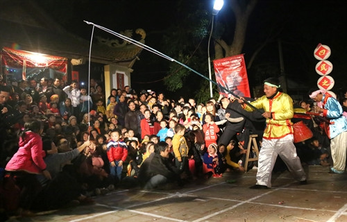 Diễn xướng "Tứ dân chi nghiệp" do nông dân ở Tứ Xã biểu diễn, mang lại tiếng cười sảng khoái cho người xem.