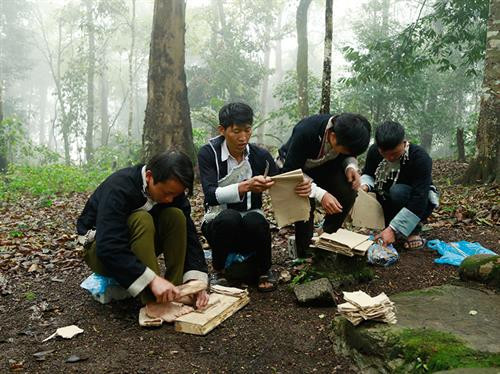 Từ sớm, người dân trong thôn đã mang lễ vật vào rừng. Tự làm vàng mã để phục vụ Lễ cúng rừng. Đồ tế lễ do mọi người trong thôn mang đến góp. Sắp lễ lên bàn thờ cúng rừng. Thầy bắt đầu bài cúng trong phần lễ. Lễ cúng rừng giúp bà con dân bản biết chăm sóc và bảo vệ rừng tốt hơn. Trong khu vực rừng tại Dền Sáng còn rất nhiều cây nguyên sinh cổ thụ được người dân bảo vệ và chăm sóc. Mọi người ăn uống sau lễ cúng rừng. Từ sớm, người dân trong thôn đã mang lễ vật vào rừng. Tự làm vàng mã để phục vụ Lễ cúng rừng. Đồ tế lễ do mọi người trong thôn mang đến góp. Sắp lễ lên bàn thờ cúng rừng. Thầy bắt đầu bài cúng trong phần lễ. Lễ cúng rừng giúp bà con dân bản biết chăm sóc và bảo vệ rừng tốt hơn. Trong khu vực rừng tại Dền Sáng còn rất nhiều cây nguyên sinh cổ thụ được người dân bảo vệ và chăm sóc. Mọi người ăn uống sau lễ cúng rừng.