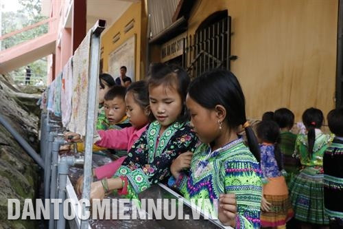 Học sinh Trường Phổ thông Dân tộc Bán trú Tiểu học và Trung học cơ sở Trạm Tấu được rèn luyện thói quen rửa tay sạch sẽ trước khi ăn. Ảnh: Tuấn Anh – TTXVN