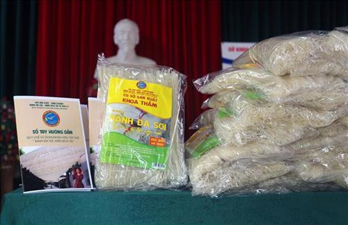 Sản phẩm Bánh đa sợi, miến của xã Liêm Tuyền, thành phố Phủ Lý được chính thức dán tem, công bố nhãn hiệu tập thể "Bánh đa sợi, Miến Bích Trì". Ảnh: Đại Nghĩa - TTXVN Sản phẩm Bánh đa sợi, miến của xã Liêm Tuyền, thành phố Phủ Lý được chính thức dán tem, công bố nhãn hiệu tập thể "Bánh đa sợi, Miến Bích Trì". Ảnh: Đại Nghĩa - TTXVN