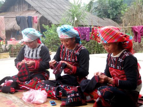Phụ nữ Xa Phó thêu thổ cẩm Phụ nữ Xa Phó thêu thổ cẩm