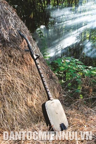 Cây đàn Cha'pây đoong vêng- một loại nhạc cụ độc đáo của người Khmer.