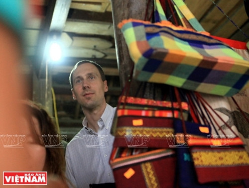 Khu rừng săng lẻ cổ thụ có diện tích hơn 70 ha, thuộc Vườn quốc gia Pù Mát.Thời điểm thích hợp để khám phá vẻ đẹp cánh rừng săng lẻ thường vào mùa Hè và mùa Thu. Hai nữ du khách Pháp biết đến Vườn quốc gia Pù Mát qua internetvà họ tự lên kế hoạch sang Việt Nam để khám phá vẻ đẹp núi rừng nơi đây. Thác Khe Kèm là điểm đến mà du khách không thể bỏ qua khi đến thăm Pù Mát. Theo thống kê của UBNDhuyện Con Cuông, trong năm 2016 có hơn 45.000 lượt du khách trong và ngoài nước đã ghé thăm nơi đây. Bia Ma Nhai (tên đầy đủ: Ma Nhai kỷ công bia văn) được khắc trực tiếp trên núi đá Thành Nam, xã Chi Khê,huyện Con Cuông (Nghệ An), ghi dấu chiến thắng quân Ai Lao của Thái thượng hoàng Trần Minh Tông (1300-1357).Văn bia này do Hoàng giáp Nguyễn Trung Ngạn (1289-1370) soạn thảo và cho khắc vào mùa Đông năm Ất Hợi (1335).Trải qua hơn 7 thế kỷ, những nét khắc trên núi đá vẫn trường tồn với thời gian. Du khách thích thú ghi lại hình ảnh nhũ đá có hình thù độc đáo bên cạnh bia Ma Nhai. Rừng nguyên sinh Pù Mát có hệ thực vật đa dạng, phong phú với gần 2.500 loài, thuộc 160 họ, trong đó có nhiều loài đặc hữu. Du khách đến thăm bản Xiềng (xã Môn Sơn, huyện Con Cuông) khám phá nghề dệt thổ cẩm của bà con dân tộc Thái. Du khách Brian Bean (Mỹ) thích thú tìm mua những sản phẩm thổ cẩm truyền thống của người Thái ở bản Xiềng. Những cô gái Thái ở bản Rạn (thị trấn Con Cuông) biểu diễn những điệu múa truyền thống phục vu du khách. Món tôm khe hấp là một trong những đặc sản nổi tiếng của sông Giăng. Món canh cá Mát sông Giăng ngon nổi tiếng ở vùng Con Cuông.