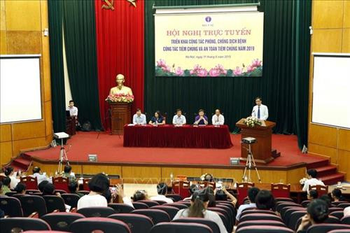 Các chuyên gia y tế dự phòng và tiêm chủng chia sẻ kinh nghiệm chuyên môn với các điểm cầu. Ảnh: Dương Ngọc – TTXVN Các chuyên gia y tế dự phòng và tiêm chủng chia sẻ kinh nghiệm chuyên môn với các điểm cầu. Ảnh: Dương Ngọc – TTXVN