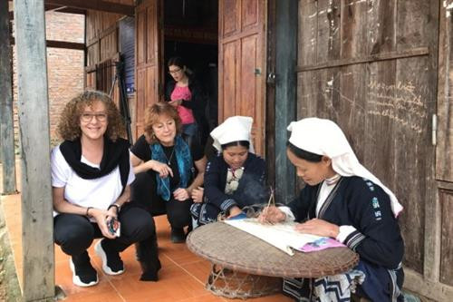 Du khách nước ngoài trải nghiệm, xem các nghệ nhân thêu hoa văn sáp ong trên vải thổ cẩm. Du khách nước ngoài trải nghiệm, xem các nghệ nhân thêu hoa văn sáp ong trên vải thổ cẩm.