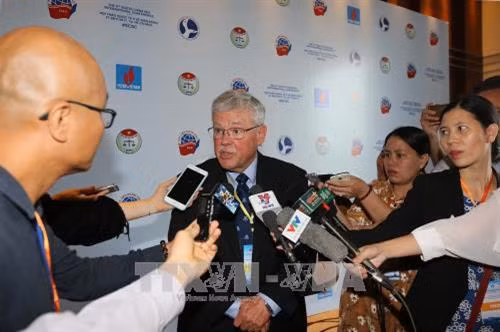 Các đại biểu trả lời phỏng vấn báo chí bên lề hội thảo. Ảnh: Thanh Vũ-TTXVN