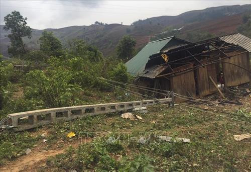 Mưa lớn, gió lốc khiến nhiều nhà dân hư hỏng, cột điện bị đổ ngã. Ảnh: Xuân Tư – TTXVN Mưa lớn, gió lốc khiến nhiều nhà dân hư hỏng, cột điện bị đổ ngã. Ảnh: Xuân Tư – TTXVN