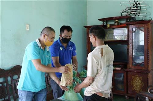 "ATM gạo nghĩa tình" trao gạo cho hộ nghèo ở buôn EaSang, xã Ea H’Đing, huyện Cư M’Gar, tỉnh Đắk Lắk. Ảnh: Hoài Thu – TTXVN "ATM gạo nghĩa tình" trao gạo cho hộ nghèo ở buôn EaSang, xã Ea H’Đing, huyện Cư M’Gar, tỉnh Đắk Lắk. Ảnh: Hoài Thu – TTXVN