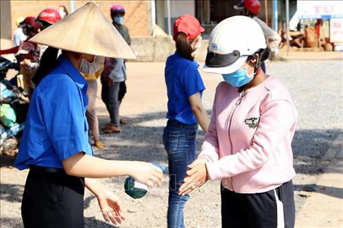 Tại các trạm ATM gạo nghĩa tình đều có tình nguyện viên hướng dẫn người dân rửa tay sát khuẩn trước khi vào nhận gạo. Ảnh: Hoài Thu – TTXVN Tại các trạm ATM gạo nghĩa tình đều có tình nguyện viên hướng dẫn người dân rửa tay sát khuẩn trước khi vào nhận gạo. Ảnh: Hoài Thu – TTXVN