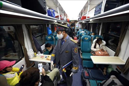 Nhân viên tàu nhắc nhở hành khách di chuyển chỗ ngồi đảm bảo khoảng cách an toàn. Ảnh: Huy Hùng – TTXVN Nhân viên tàu nhắc nhở hành khách di chuyển chỗ ngồi đảm bảo khoảng cách an toàn. Ảnh: Huy Hùng – TTXVN