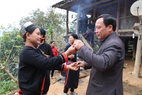 Dân tộc Sán Chỉ thường sống tập trung thành xóm nhỏ ở các vùng núi cao. Nhà sàn 4 mái vững trãi - kiểu dáng đặc trưng về nhà ở của dân tộc Sán Chỉ. Ngô, thóc sau thu hoạch được treo lên sào để bao quản. Sàn nhà là nơi phơi nông sản, đồng thời cũng là điểm vui chơi của trẻ nhỏ. Phụ nữ Sán Chỉ mặc trang phục truyền thống trong sinh hoạt hằng ngày. Phụ nữ có thêm khăn đội đầu khi lao động Nam giới mặc áo chàm ngắn, đầu quấn khăn Các em nhỏ Sán Chỉ tròng trang phục truyền thống Mẹ địu con Những người phụ nữ Sán Chỉ cũng làm công việc nặng nhọc. Trang phục dịp lễ, tết của người Sán Chỉ rực rỡ Một thủ tục trong đám cưới của người Sán Chỉ. Người Sán Chỉ rất hiếu khách, dù lạ cũng như quen. Người Sán Chỉ có tính cố kết cộng đồng rất cao. Dân tộc Sán Chỉ thường sống tập trung thành xóm nhỏ ở các vùng núi cao. Nhà sàn 4 mái vững trãi - kiểu dáng đặc trưng về nhà ở của dân tộc Sán Chỉ. Ngô, thóc sau thu hoạch được treo lên sào để bao quản. Sàn nhà là nơi phơi nông sản, đồng thời cũng là điểm vui chơi của trẻ nhỏ. Phụ nữ Sán Chỉ mặc trang phục truyền thống trong sinh hoạt hằng ngày. Phụ nữ có thêm khăn đội đầu khi lao động Nam giới mặc áo chàm ngắn, đầu quấn khăn Các em nhỏ Sán Chỉ tròng trang phục truyền thống Mẹ địu con Những người phụ nữ Sán Chỉ cũng làm công việc nặng nhọc. Trang phục dịp lễ, tết của người Sán Chỉ rực rỡ Một thủ tục trong đám cưới của người Sán Chỉ. Người Sán Chỉ rất hiếu khách, dù lạ cũng như quen. Người Sán Chỉ có tính cố kết cộng đồng rất cao.