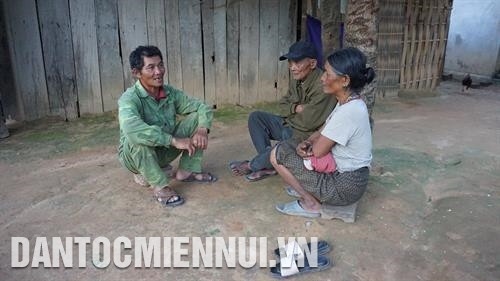 Người Brâu đã biết trồng lúa nước 2 vụ, trồng cây công nghiệp dài ngày và ứng dụng tiến bộ khoa học - kỹ thuật vào sản xuất. Ảnh: Minh Nhật Chiêng tha là báu vật trong văn hóa của đồng bào Brâu. Ảnh: Minh Nhật Những người Brâu có uy tín thường xuyên vận động đồng bào xóa bỏ hủ tục lạc hậu, tiếp cận các phương thức sản xuất mới…. Ảnh: Minh Nhật Ông Thao La, điển hình cho mô hình kinh tế gia đình của người Brâu, hiện có 15 con bò, hơn 3,5 ha lúa nếp đen, 8 sào ao cá, 10 con dê…, thu nhập hàng trăm triệu đồng/năm. Ảnh: Minh Nhật