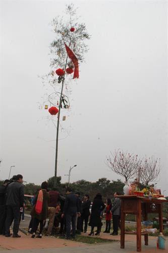 Cây nêu được dựng lên cầu năm mới an lành, hạnh phúc. Ảnh: Phạm Hương