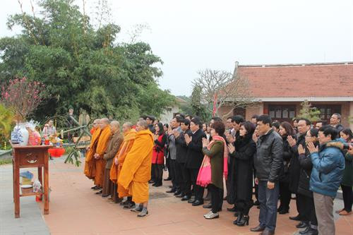 Các đại biểu tham gia Lễ dựng cây nêu. Ảnh: Phạm Hương