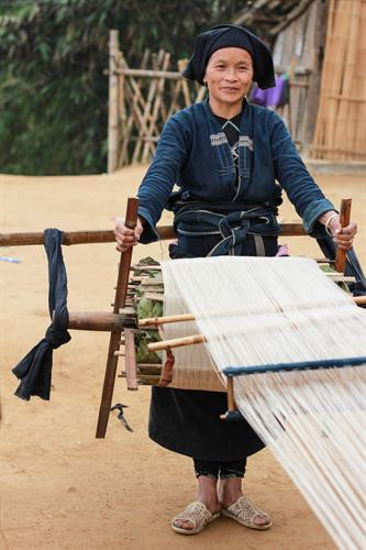 Cụ già ngồi làm sạch bông Các cụ già đang chuốt sạch những sợi thô.Những công đoạn này thường phải làm đông người cùng nhau. Công đoạn làm sạch vải sau khi kéo sợi. Các em nhỏ xem và được dạy thêm cách làm vải. Giàn phơi sợi vải Người phụ nữ dùng sức nặng của cơ thể kéo bánh xe quay vải E m bé La chí với chiếc mũ vải truyền thống Khoảnh khắc vui đùa trong lúc làm bông của các thiếu nữ La Chí Vải sau khi dệt đượ nhúng chàm để tạo màu sau đó phơi trên những chiếc sào tre ngời hiên nhà. Cụ già trong làng đi kiểm tra chất lượng sợi . Cụ già ngồi làm sạch bông Các cụ già đang chuốt sạch những sợi thô.Những công đoạn này thường phải làm đông người cùng nhau. Công đoạn làm sạch vải sau khi kéo sợi. Các em nhỏ xem và được dạy thêm cách làm vải. Giàn phơi sợi vải Người phụ nữ dùng sức nặng của cơ thể kéo bánh xe quay vải E m bé La chí với chiếc mũ vải truyền thống Khoảnh khắc vui đùa trong lúc làm bông của các thiếu nữ La Chí Vải sau khi dệt đượ nhúng chàm để tạo màu sau đó phơi trên những chiếc sào tre ngời hiên nhà. Cụ già trong làng đi kiểm tra chất lượng sợi .