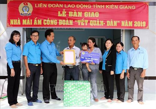 Lãnh đạo Liên đoàn Lao động tỉnh Kiên Giang trao tặng mái ấm Công đoàn cho ông Nguyễn Tuấn Hải - Công đoàn cơ sở xã Đông Thạnh, huyện An Minh (Kiên Giang). Ảnh: baomoi.com Lãnh đạo Liên đoàn Lao động tỉnh Kiên Giang trao tặng mái ấm Công đoàn cho ông Nguyễn Tuấn Hải - Công đoàn cơ sở xã Đông Thạnh, huyện An Minh (Kiên Giang). Ảnh: baomoi.com