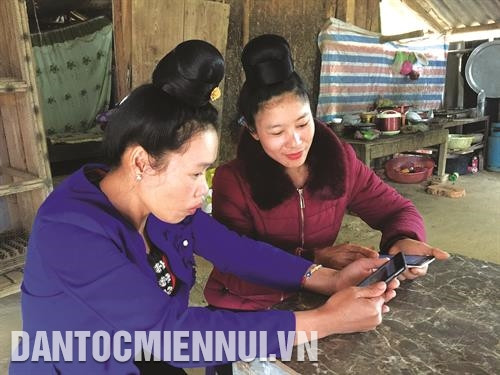 Tuy lớn tuổi nhưng nhiều học viên vẫn tích cực tham gia các lớp học xóa mù chữ để biết đọc, biết viết. Ảnh: Hữu Quyết Nhờ biết chữ, chị em giờ đã biết sử dụng điện thoại để đọc thông tin trên mạng internet. Ảnh: Hữu Quyết